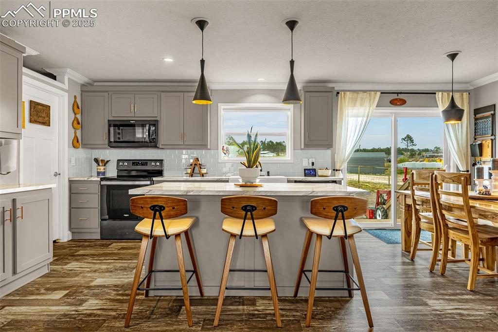 Image 8 of 37: Kitchen