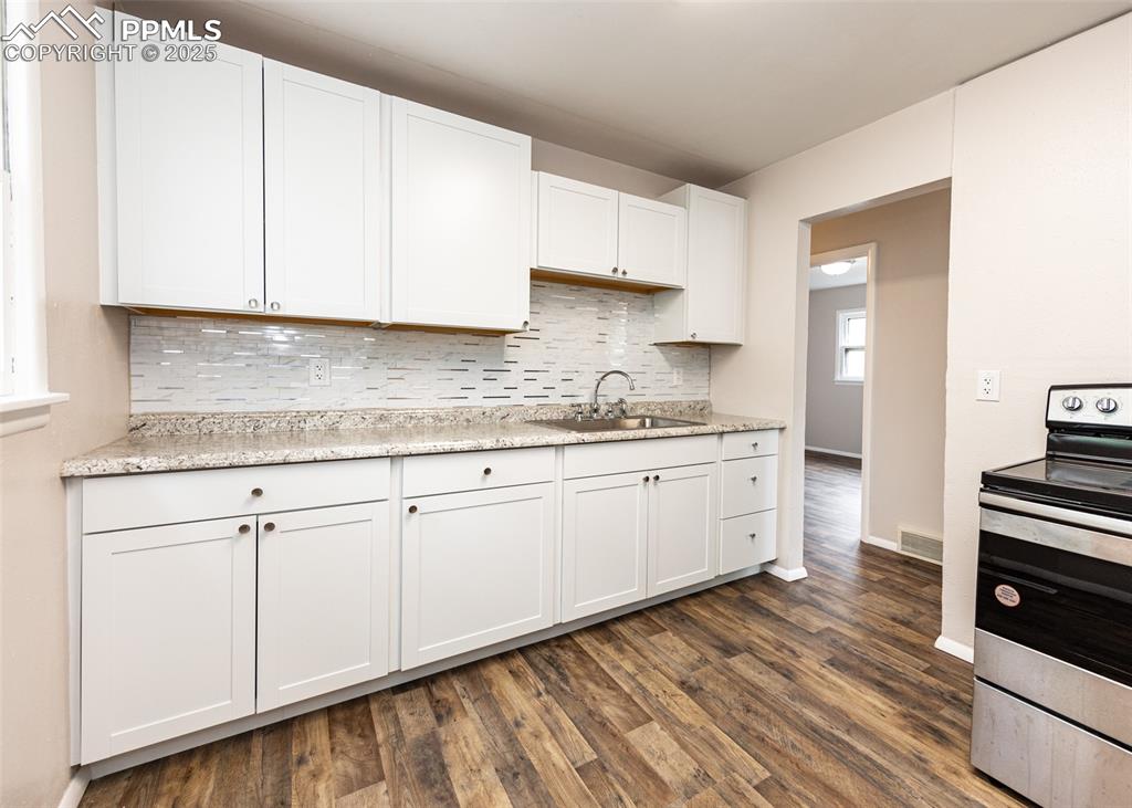 Image 14 of 49: Kitchen