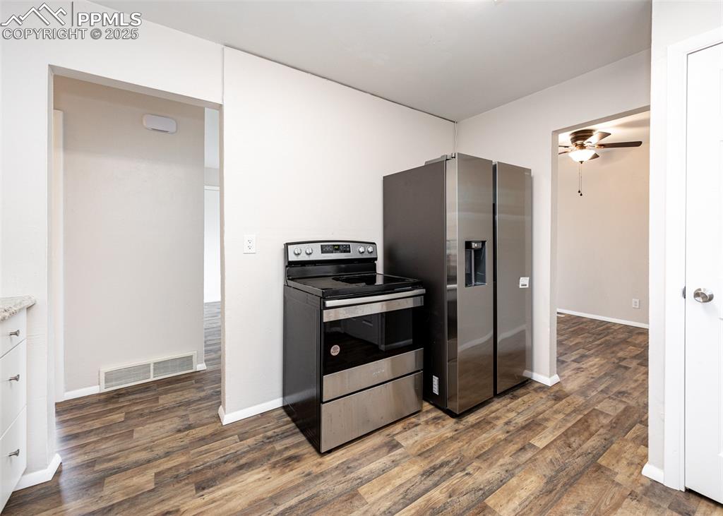 Image 15 of 49: Kitchen