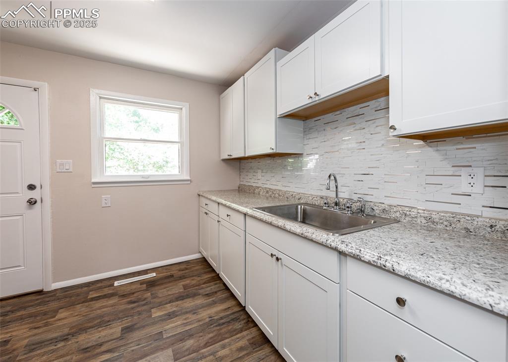 Image 17 of 49: Kitchen