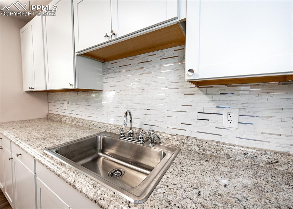Image 19 of 49: Kitchen