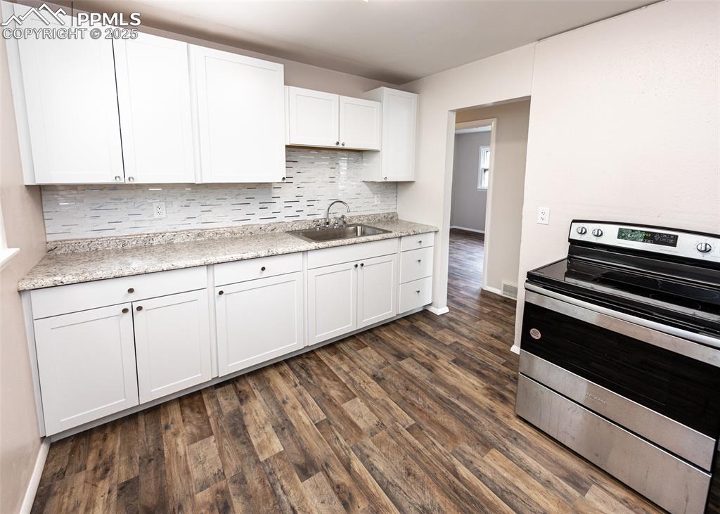 Image 20 of 49: Kitchen