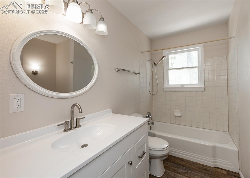 Image 33 of 49: Bathroom