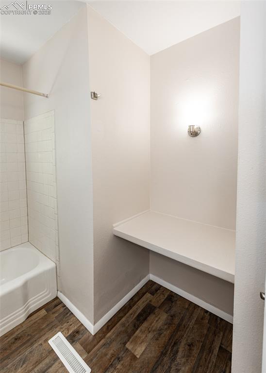 Image 37 of 49: Bathroom
