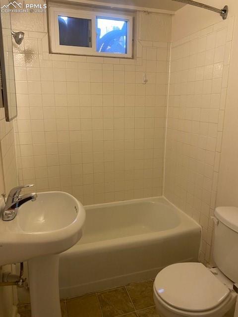 Image 47 of 49: Bathroom