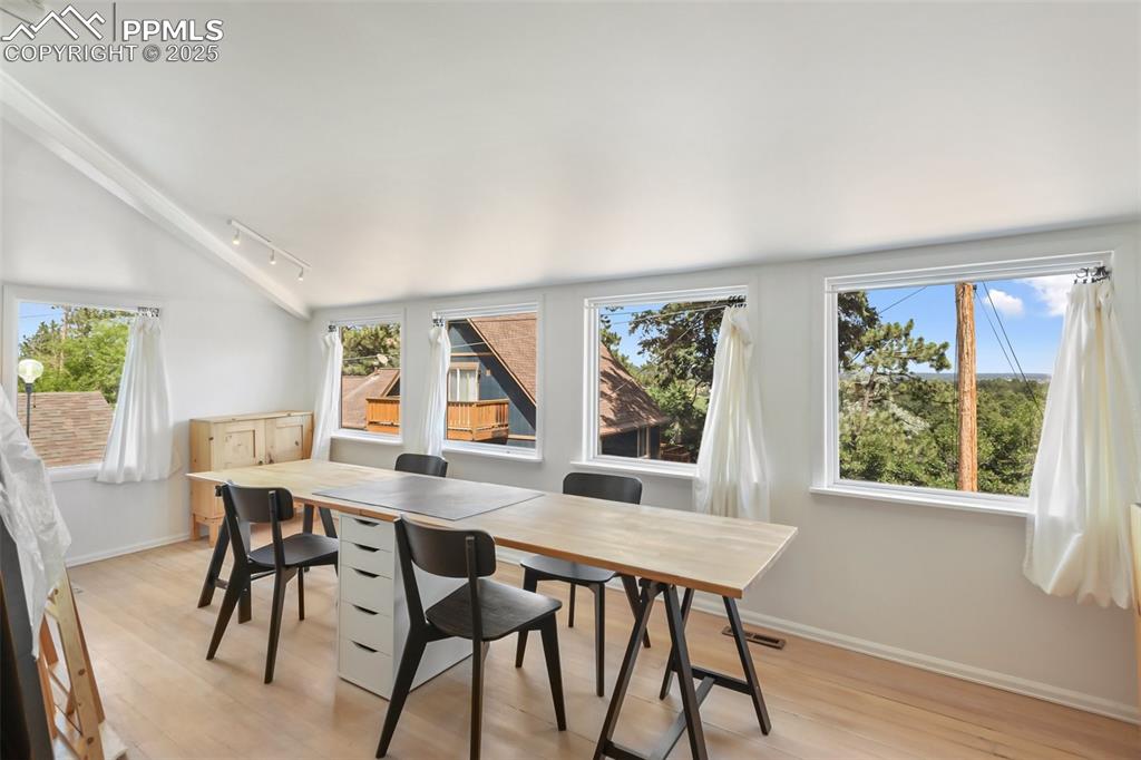 Image 13 of 36: Dining Area