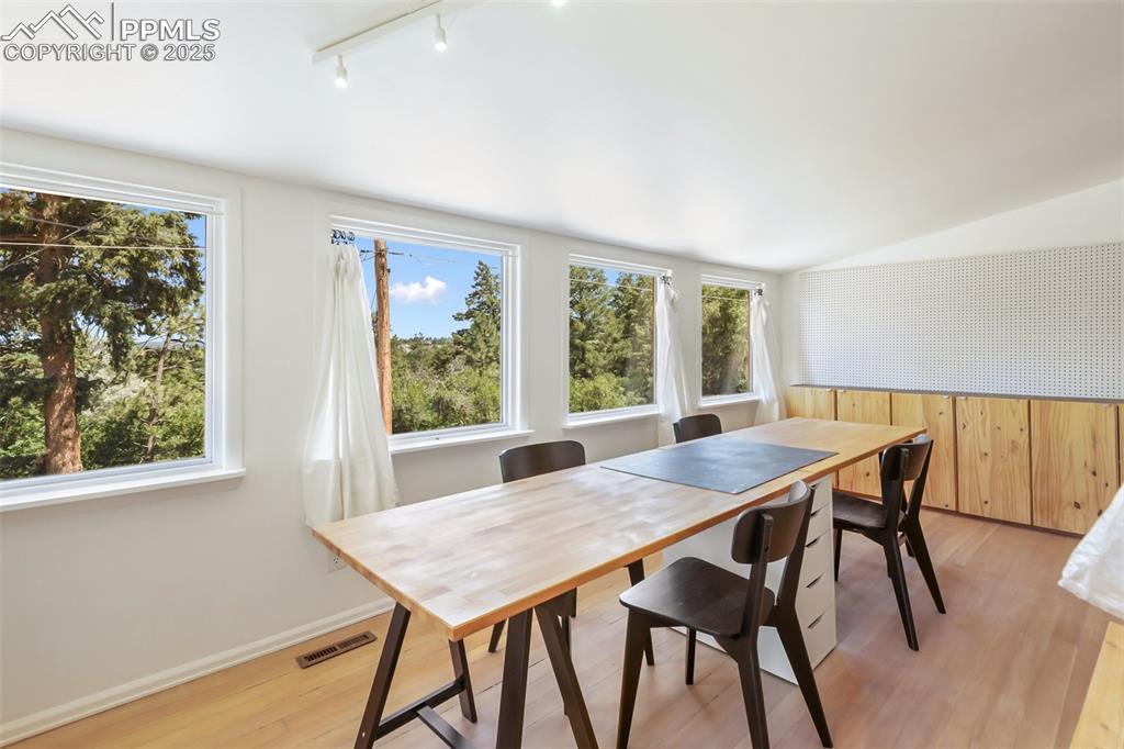 Image 14 of 36: Dining Area