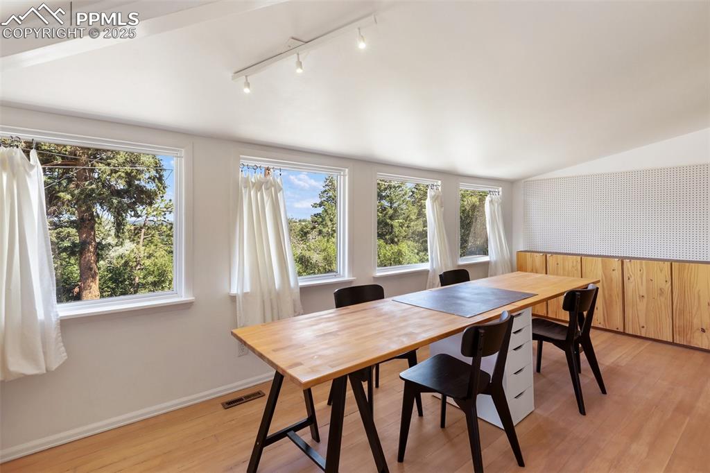 Image 15 of 36: Dining Area