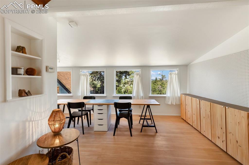 Image 16 of 36: Dining Area