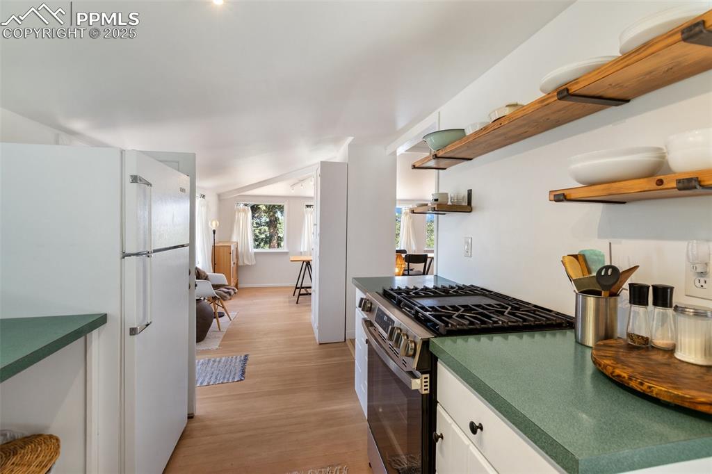 Image 17 of 36: Kitchen