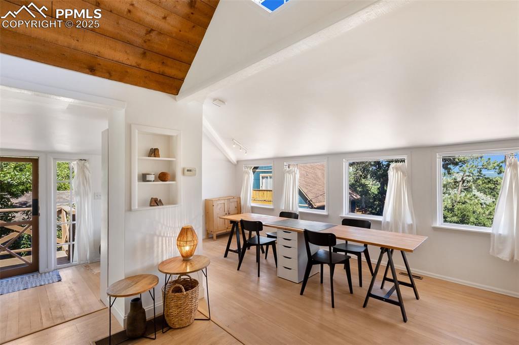 Image 18 of 36: Dining Area