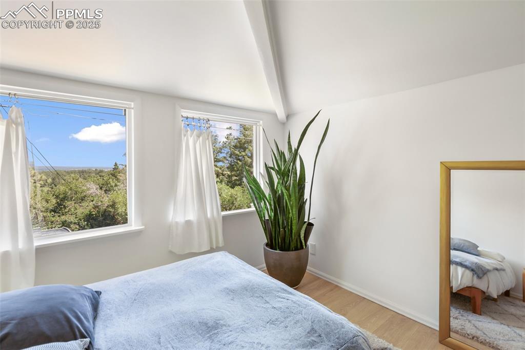 Image 21 of 36: Bedroom