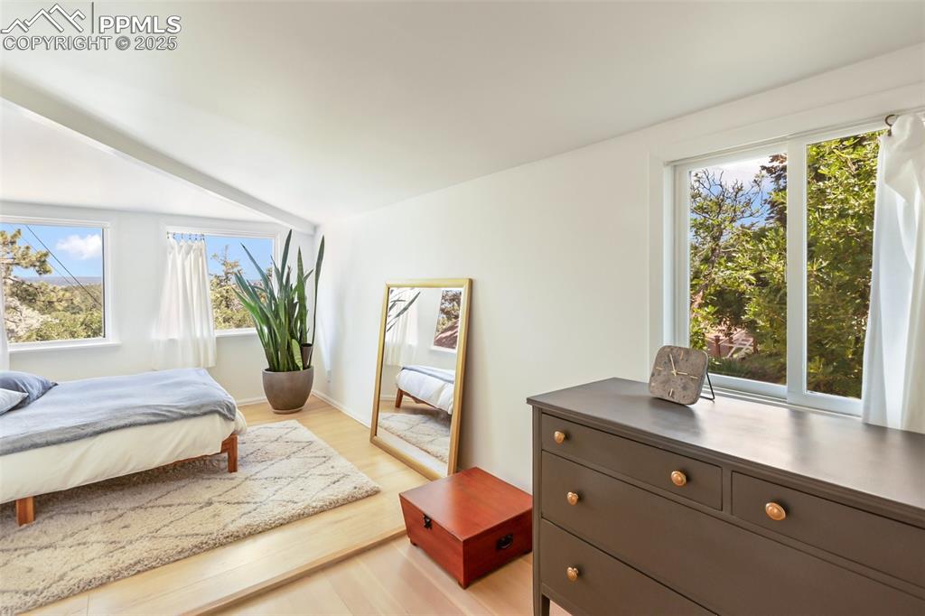 Image 23 of 36: Bedroom