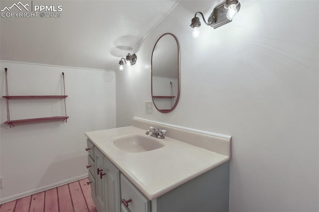 Image 26 of 36: Bathroom