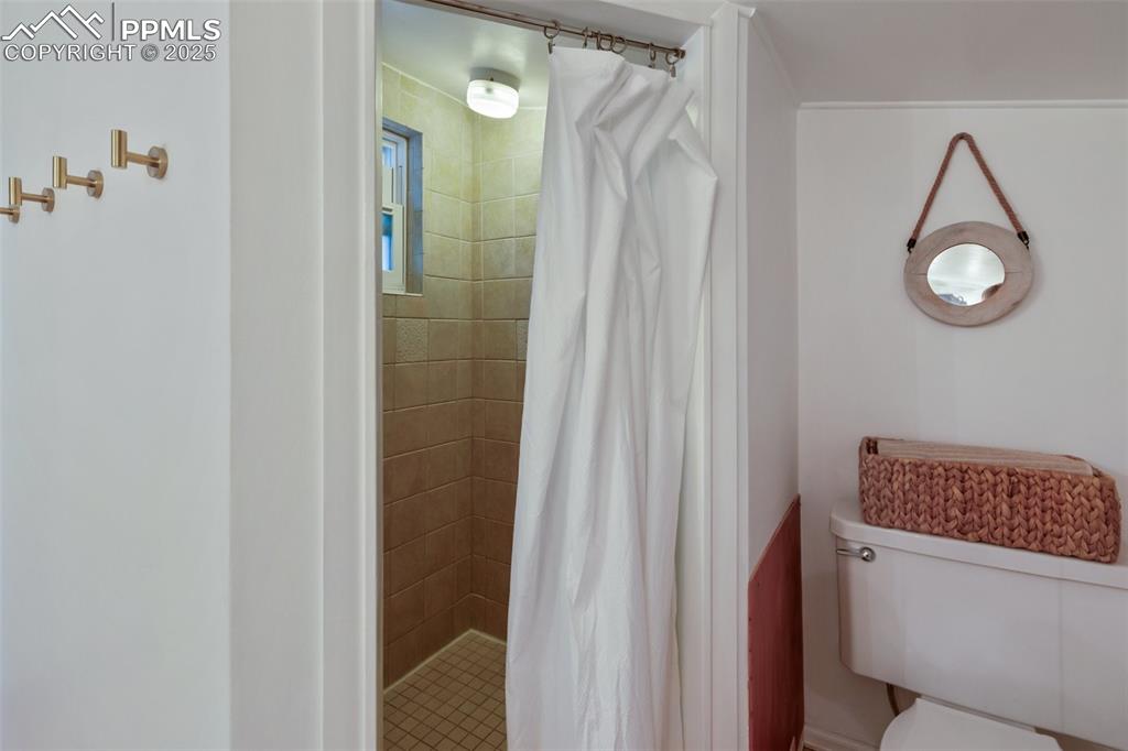 Image 27 of 36: Bathroom