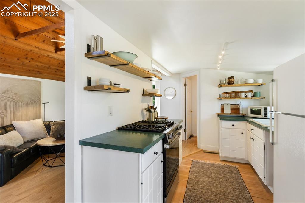 Image 9 of 36: Kitchen