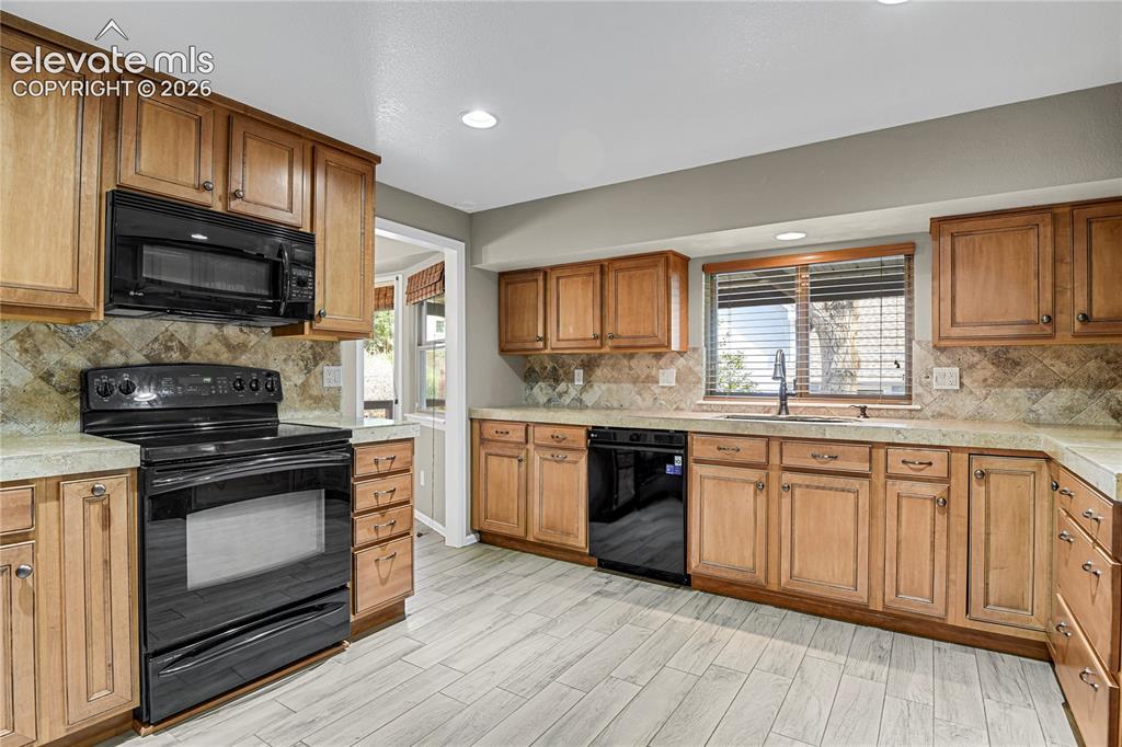 Image 16 of 50: Kitchen