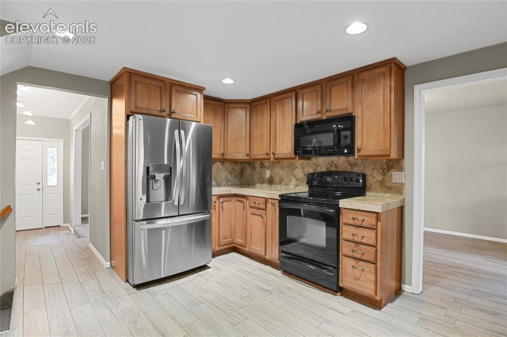 Image 17 of 50: Kitchen