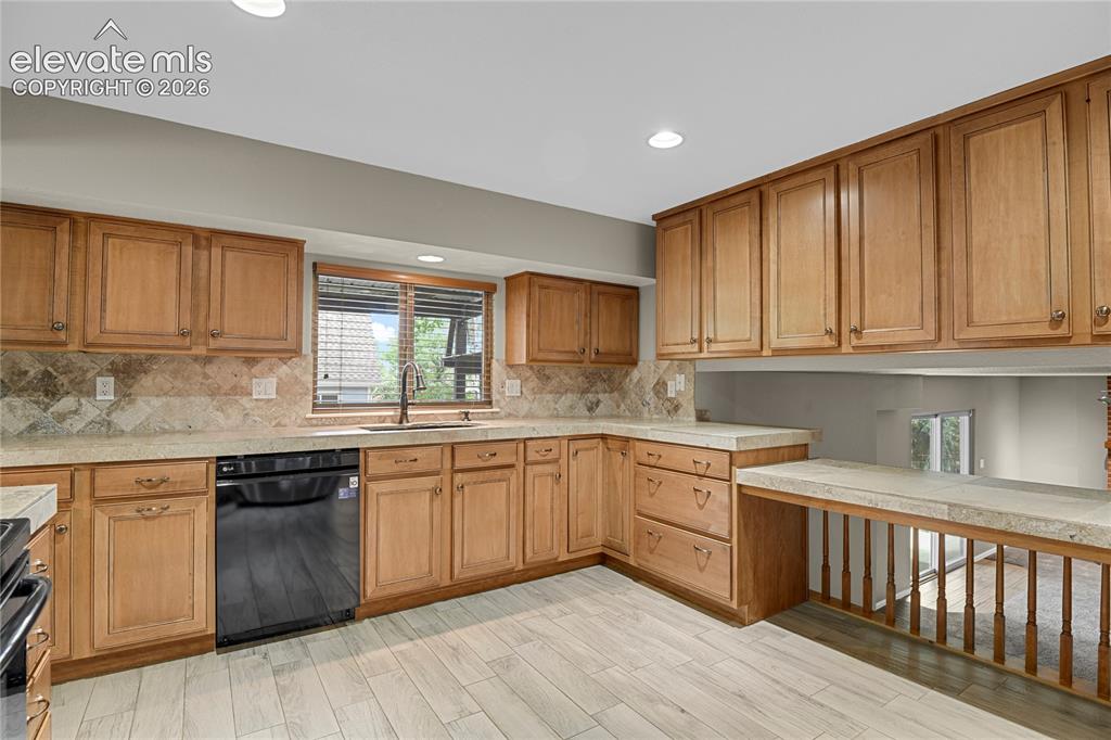 Image 18 of 50: Kitchen
