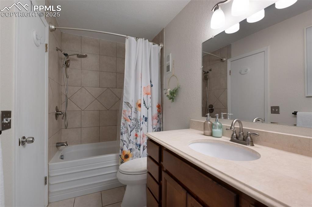 Image 12 of 22: Bathroom