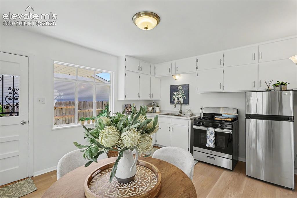 Image 10 of 26: Kitchen
