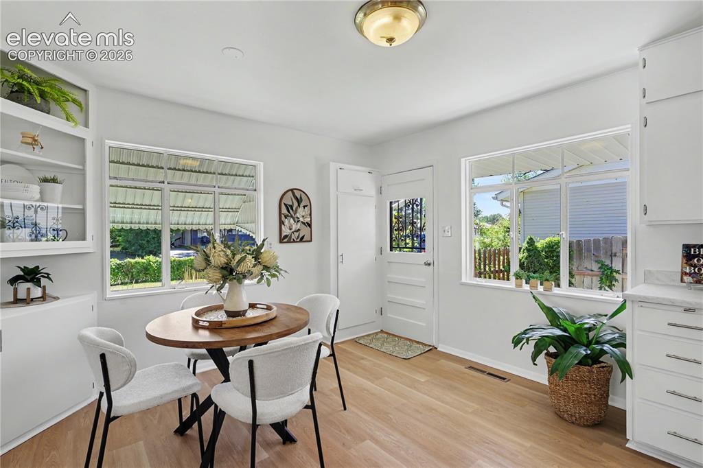Image 11 of 26: Dining Area
