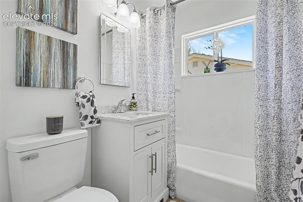 Image 14 of 26: Bathroom