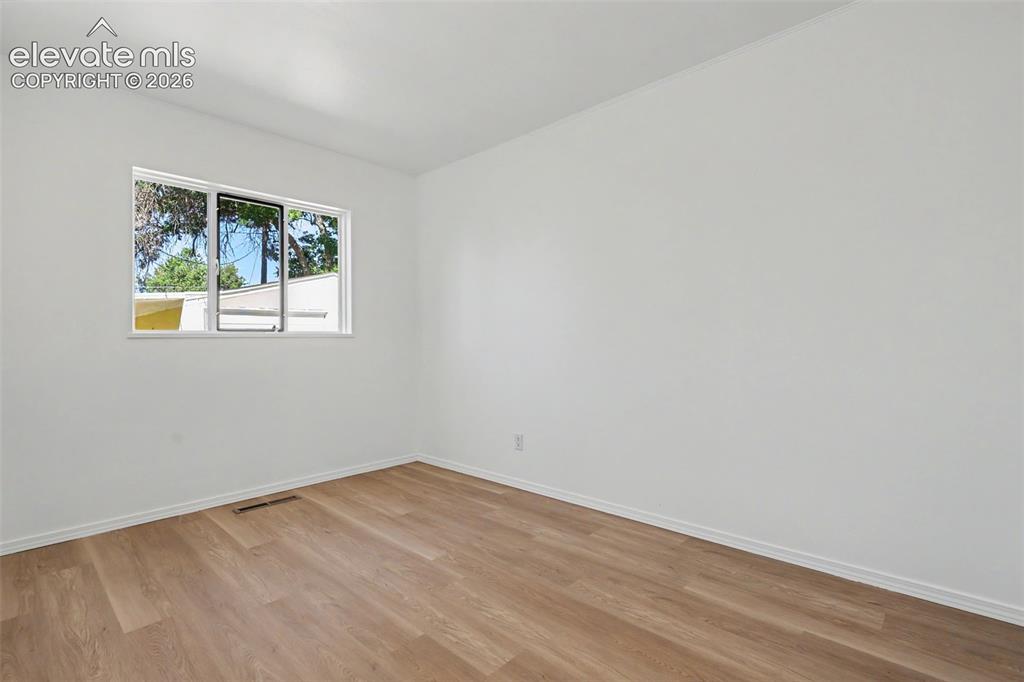 Image 18 of 26: Bedroom
