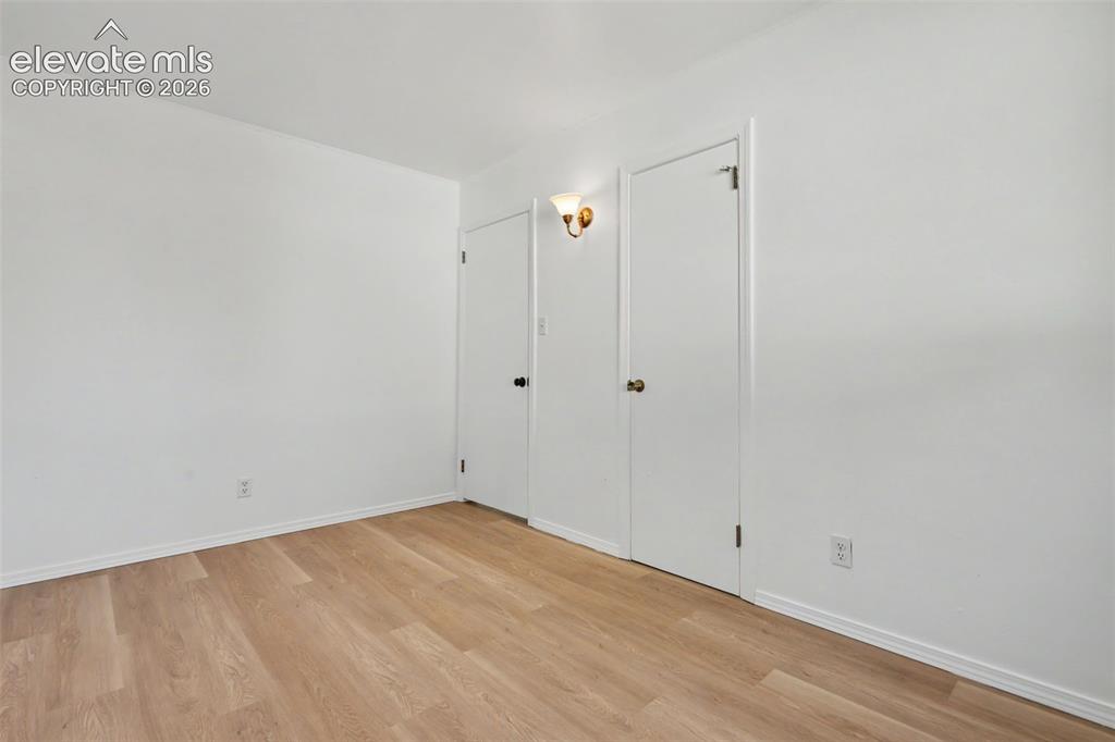 Image 19 of 26: Bedroom