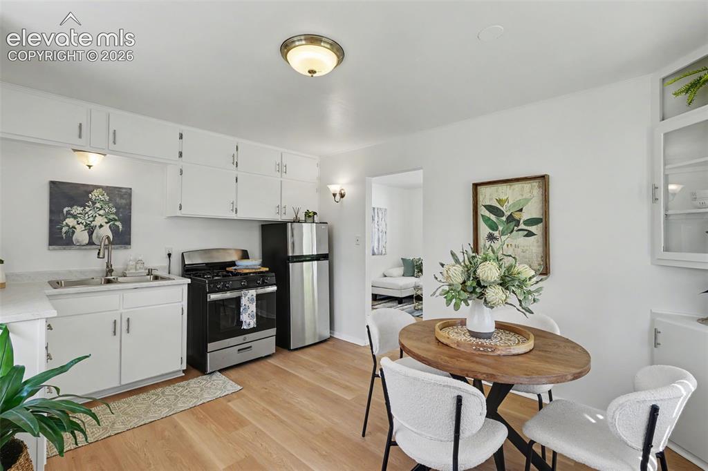 Image 9 of 26: Kitchen
