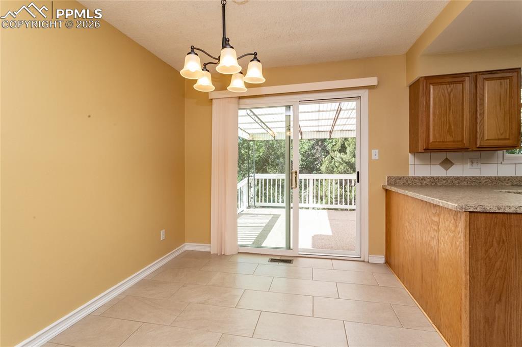 Image 11 of 50: Dining Area