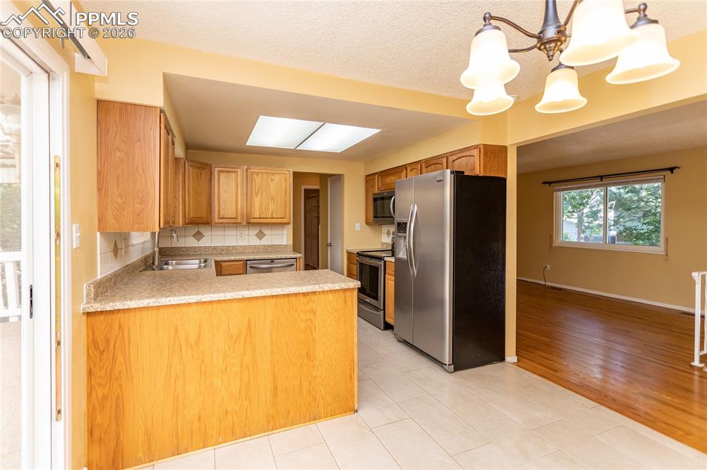 Image 13 of 50: Kitchen