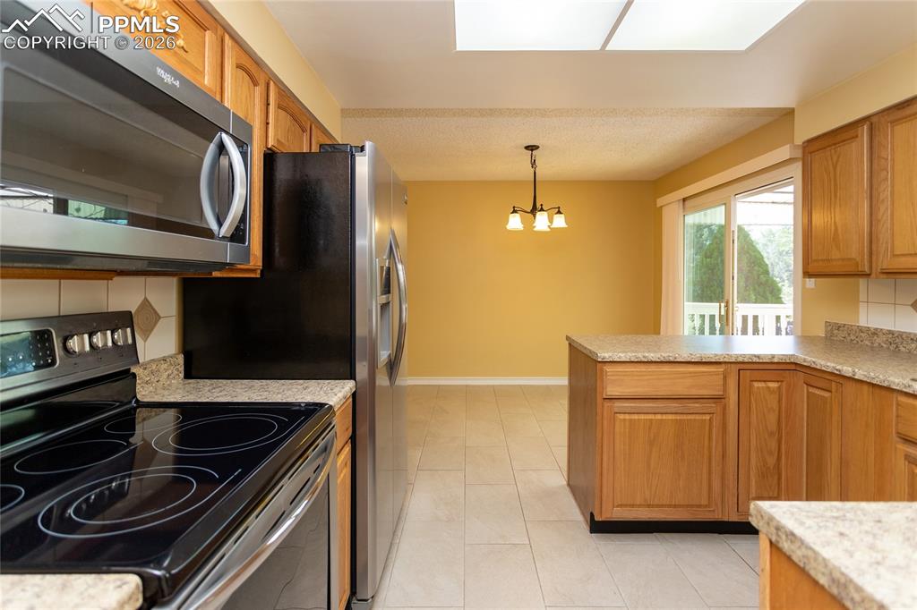 Image 16 of 50: Kitchen