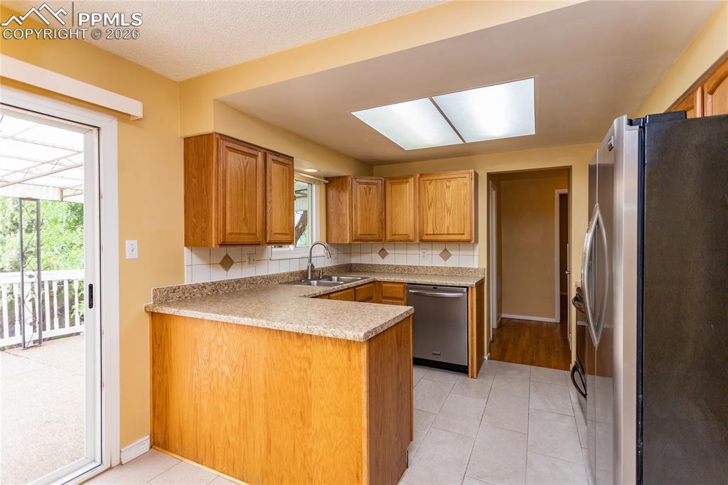 Image 17 of 50: Kitchen