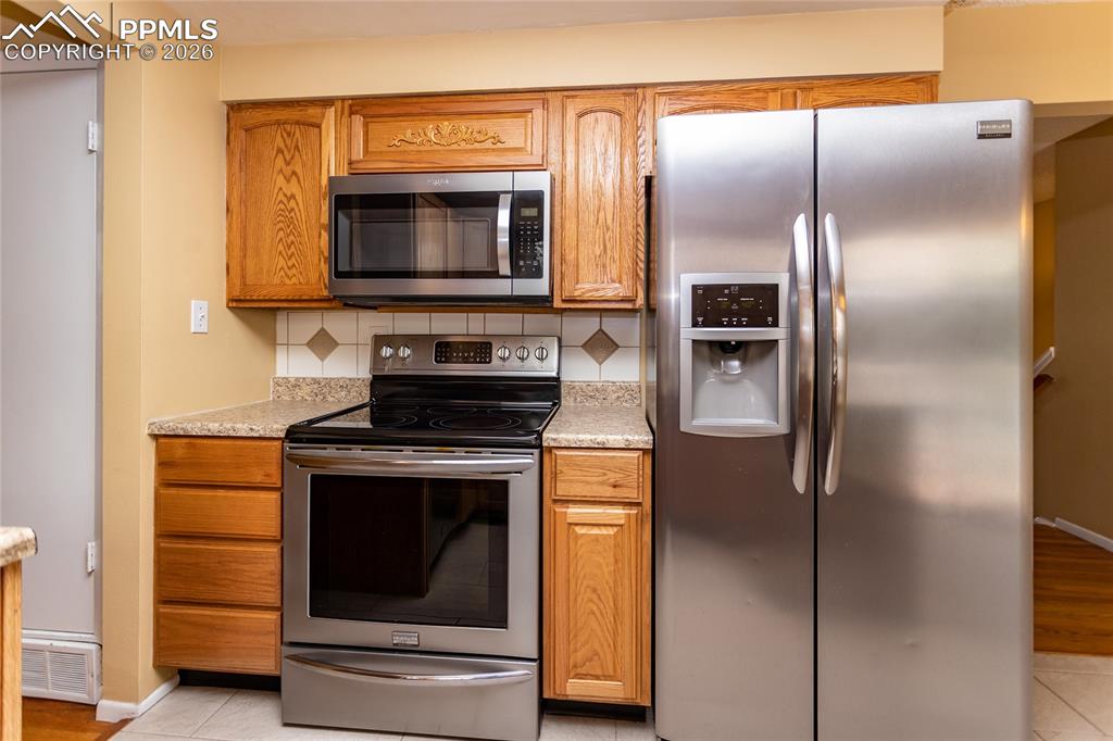 Image 18 of 50: Kitchen