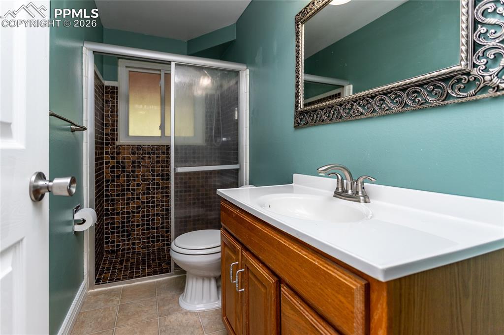 Image 32 of 50: Bathroom