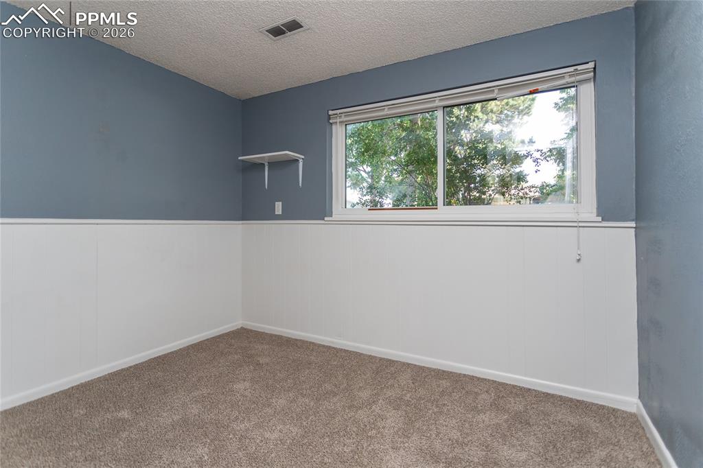 Image 39 of 50: Bedroom