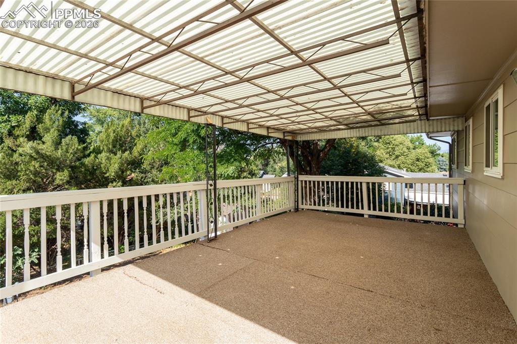 Image 41 of 50: Deck