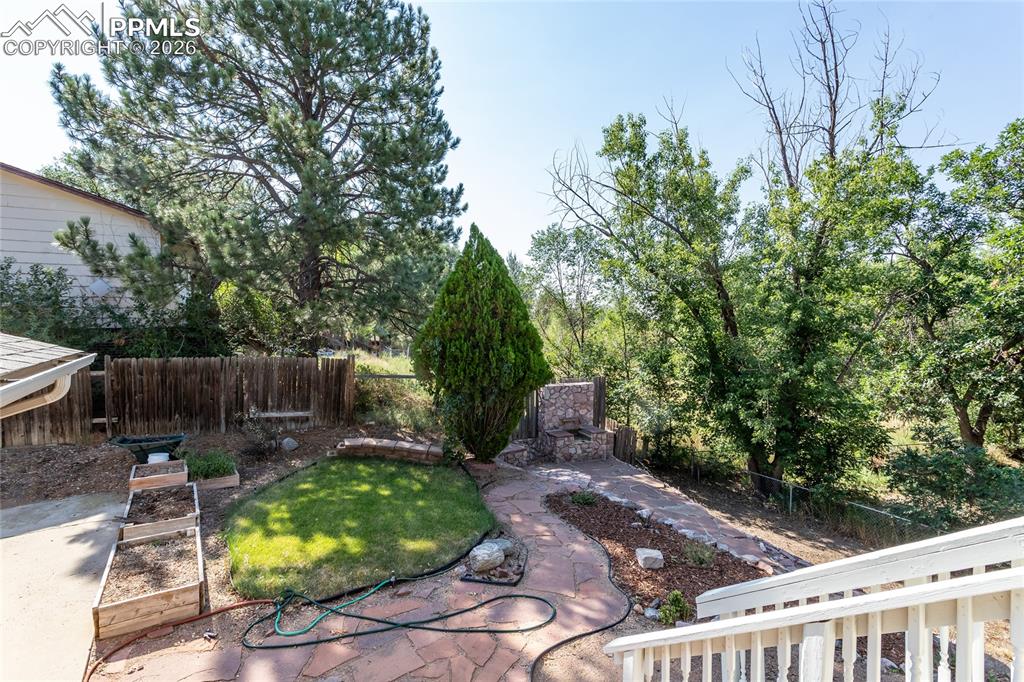 Image 45 of 50: Yard