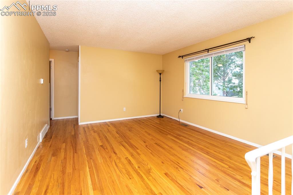 Image 7 of 50: Living Room