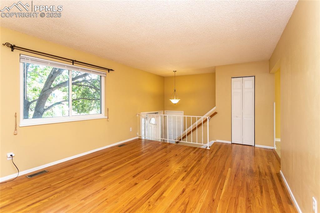 Image 8 of 50: Living Room