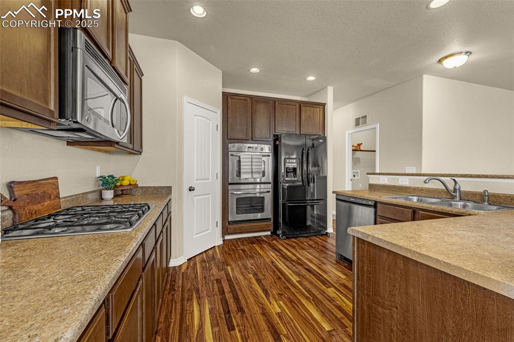 Image 11 of 36: Kitchen