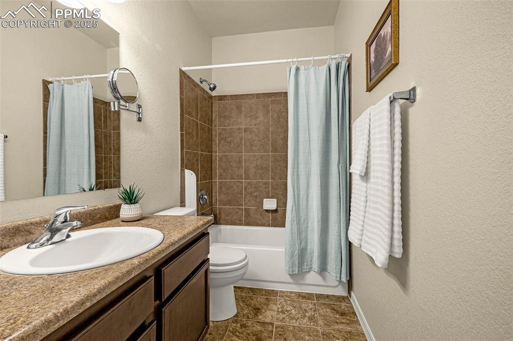 Image 13 of 36: Bathroom