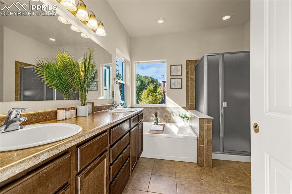 Image 15 of 36: Bathroom