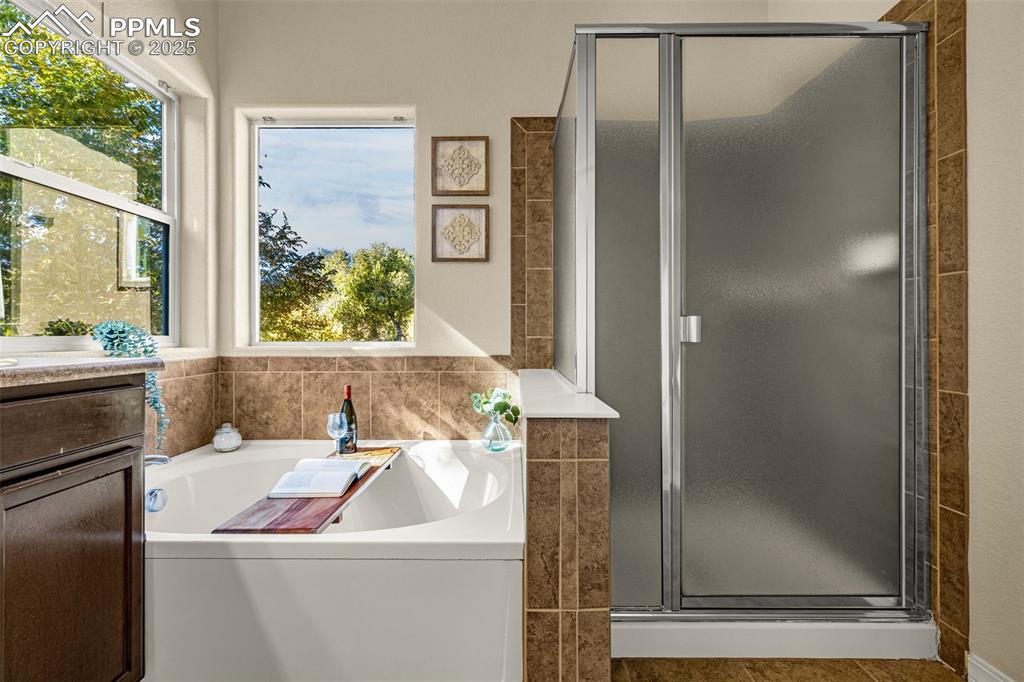 Image 17 of 36: Bathroom