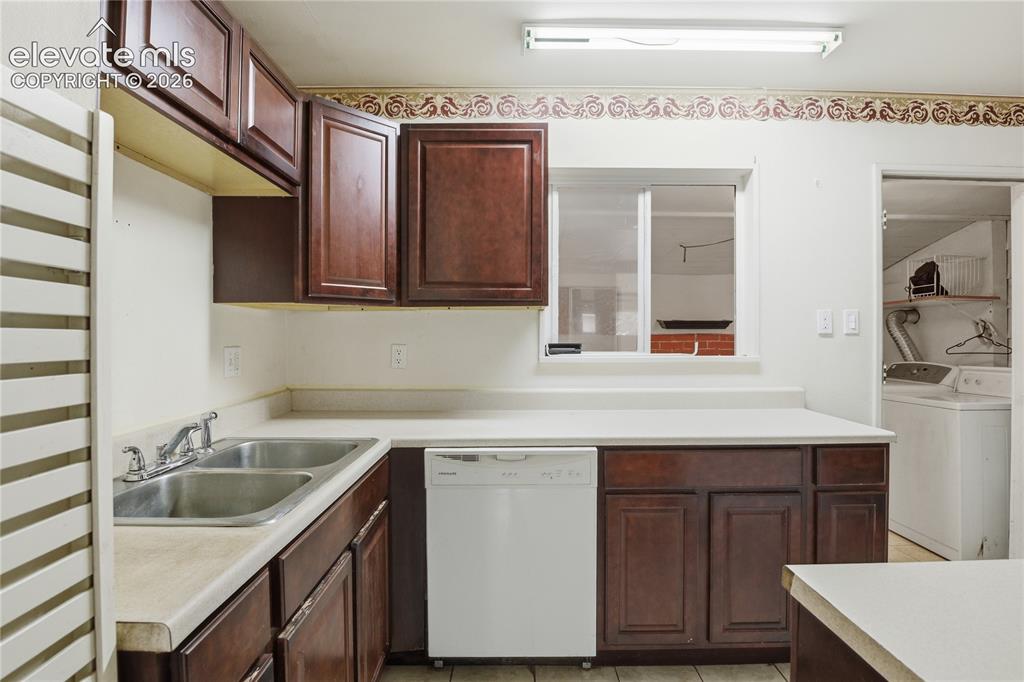 Image 15 of 36: Kitchen