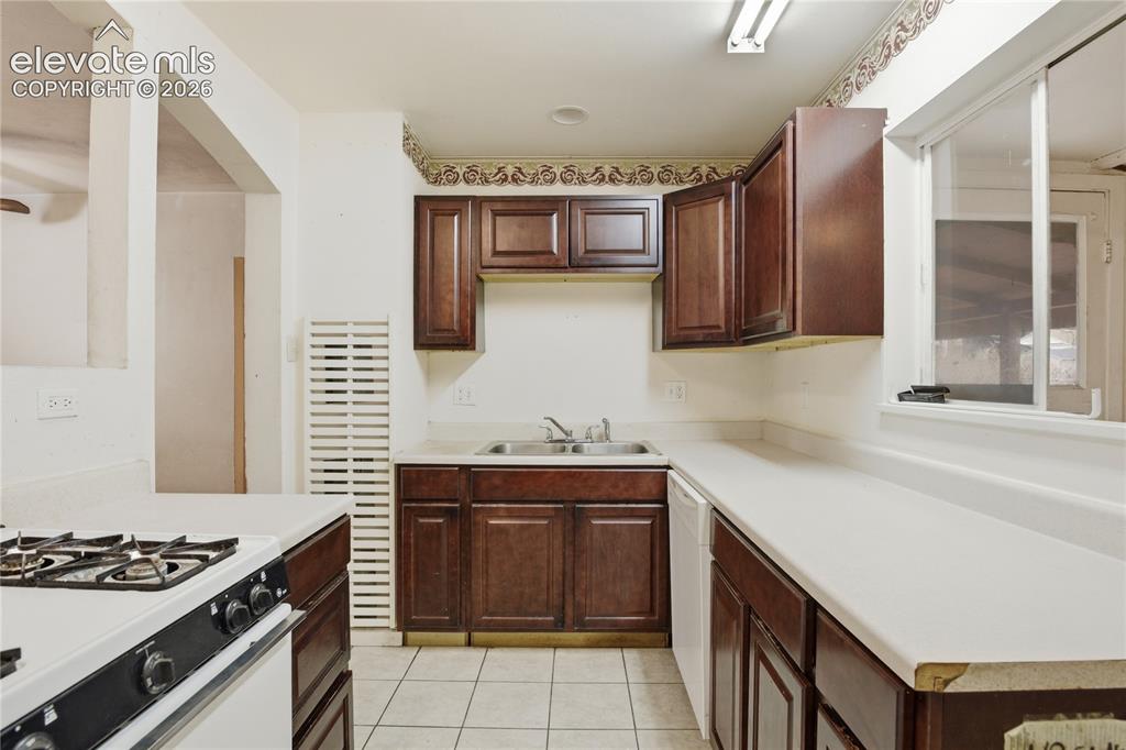 Image 17 of 36: Kitchen