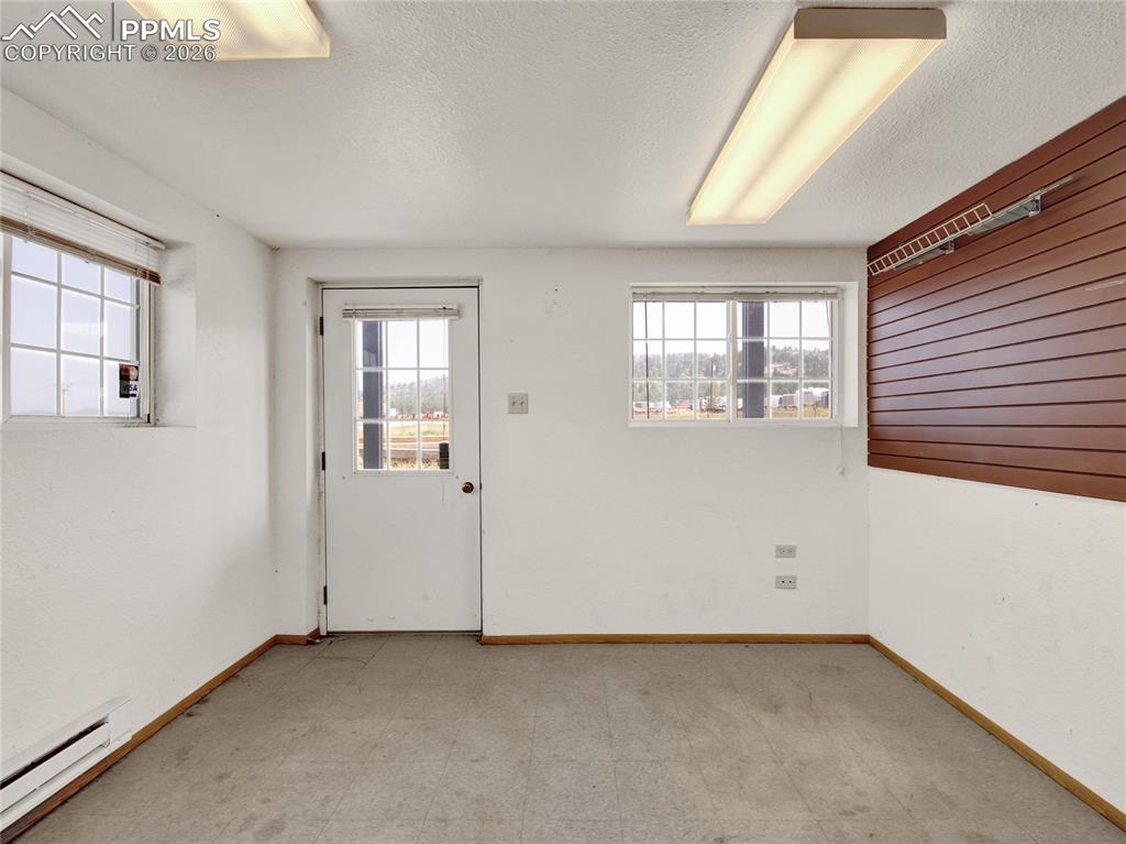 Image 28 of 50: Office