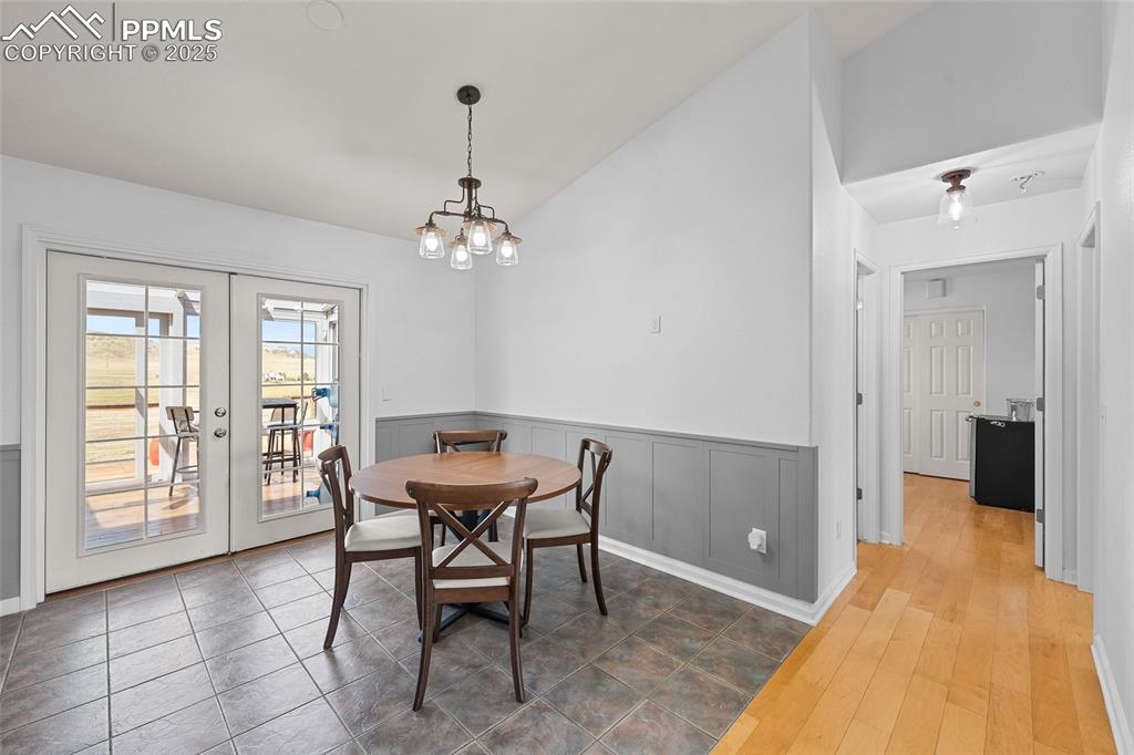 Image 13 of 46: Dining Area