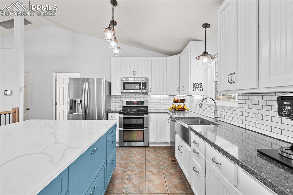 Image 14 of 46: Kitchen